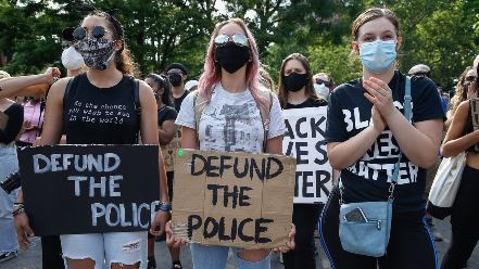 people are protesting to defund police